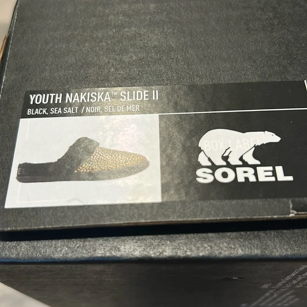 SOREL Youth Nakiska Slide II in Black and gold